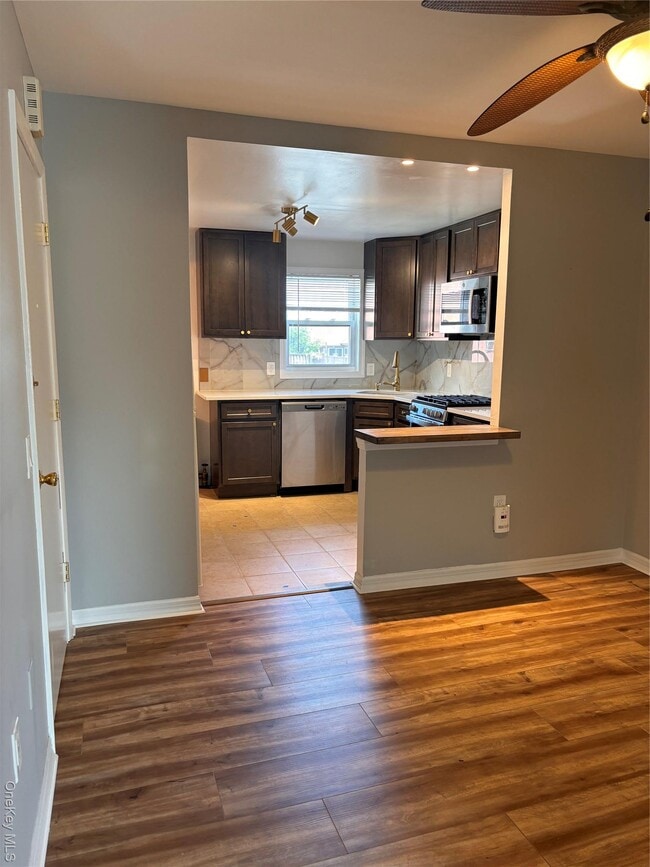 Building Photo - 60-33 60th St Rental