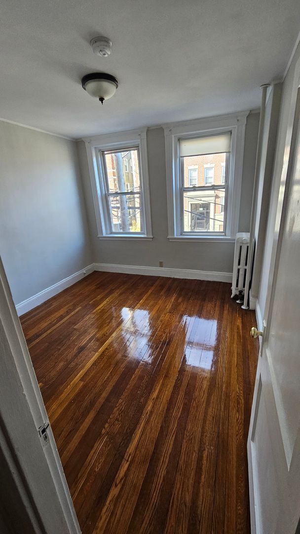 Building Photo - 1BR/1Bth unit. Great location, Laundry in building!