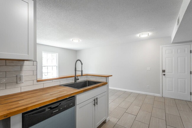 Photo - 1860 Greenwood Rd