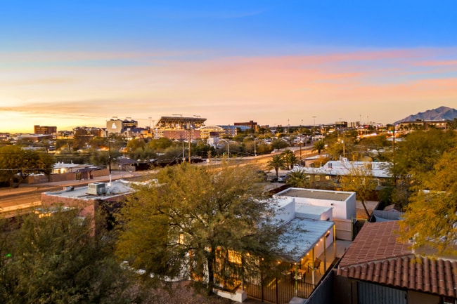 Photo - 1905 E 9th St
