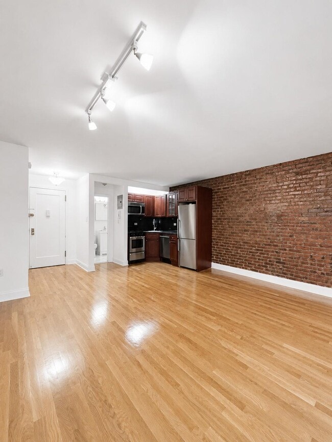 Photo - 40 W 85th St