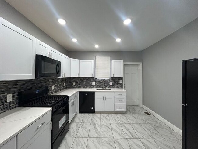 Building Photo - 2 Bedrooms 2 Bathrooms Rental