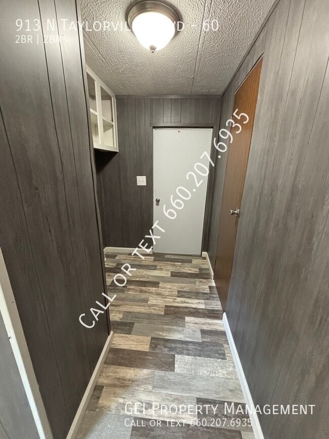 Photo - 913 N Taylorville Blvd
