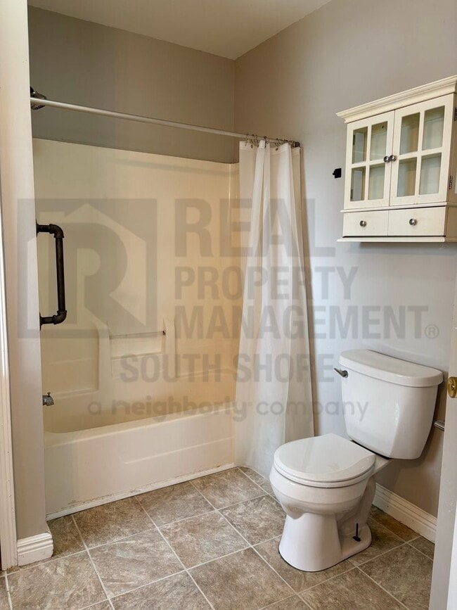Photo - Spacious 3Bed/1.5Bath Close to Valparaiso