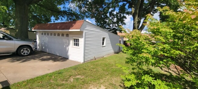 Photo - Single 3 bedroom 1 bath home located in Ma...