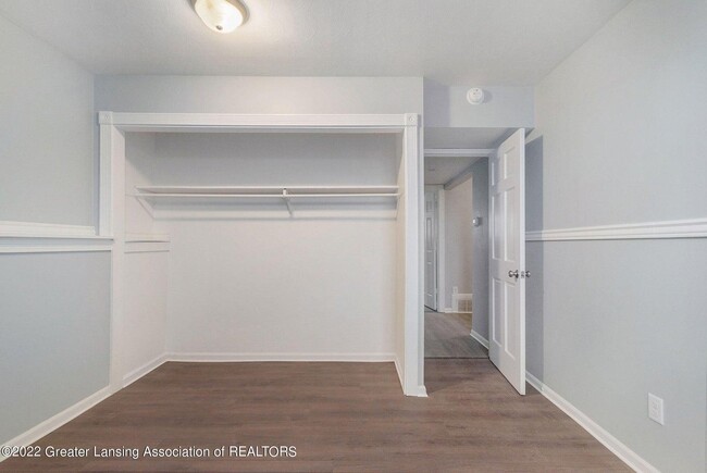 Photo - 858 E Greenlawn Ave Apartment
