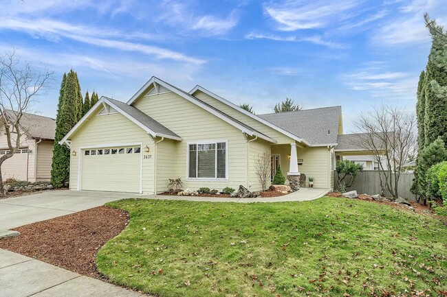 Building Photo - NEW TO MARKET, 3 BEDROOM EAST MEDFORD HOME