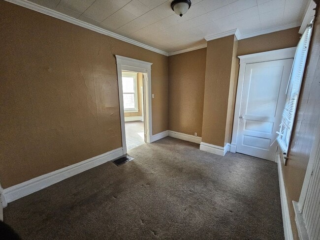 Building Photo - 706 Spring St Unit Lower