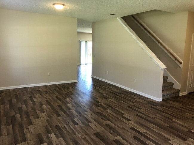 Photo - Large 5 Bedroom, 3 Bathroom Single Family ...