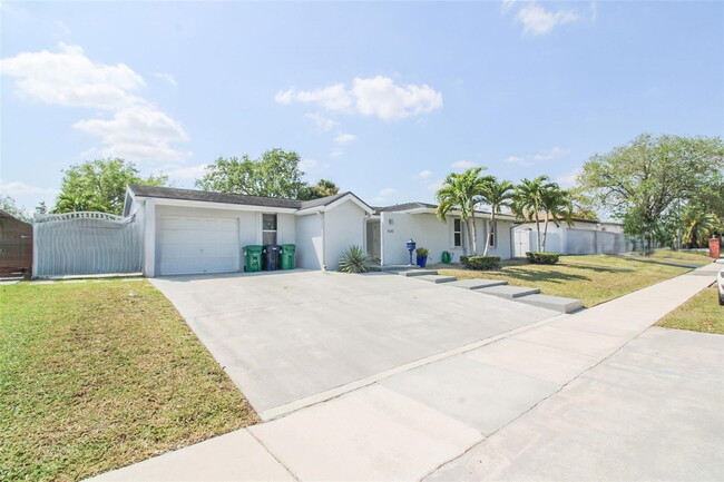 Building Photo - 9680 SW 77th St Rental