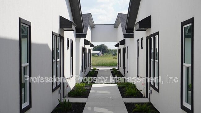 Building Photo - 2813 Bravo Rd Unit D