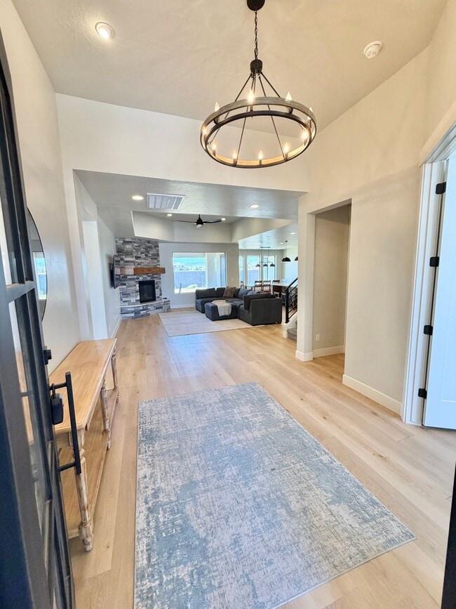 Photo - Beautiful Modern 5 Bedroom Home!! Furnished or Unfurnished option!!
