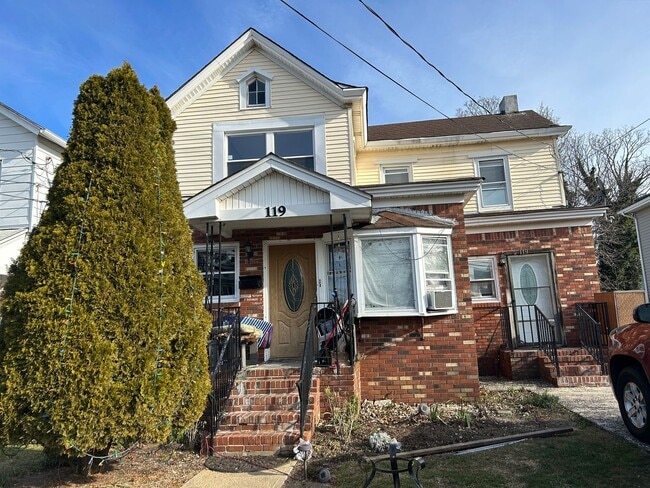 Large 5 Bedroom 2 Bathroom Single Family H... - Large 5 Bedroom 2 Bathroom Single Family H... House