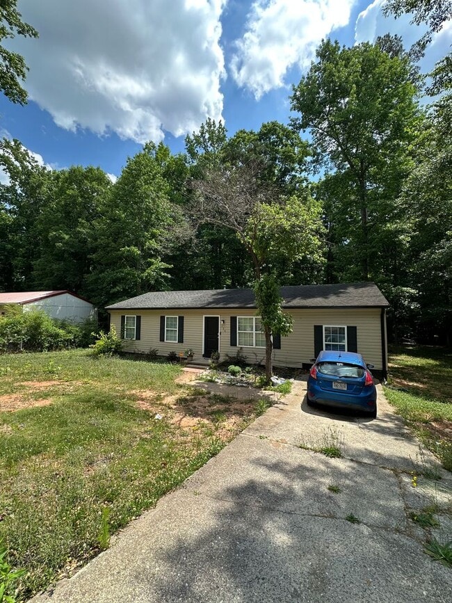 Photo - 4 Bedroom, 2 bathroom home near Caterpillar
