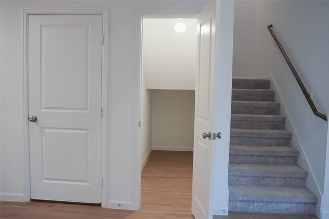 Photo - 3210 Spanish Oak Ln