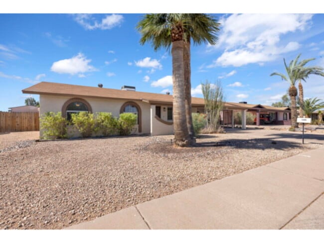 Building Photo - Awesome 4 Bedroom Home in the Heart of Cha...