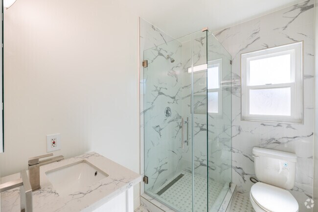 2BR, 2BA - 970SF - Bathroom