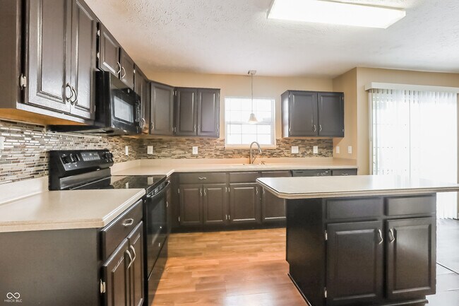 Photo - 6672 Colleens Way