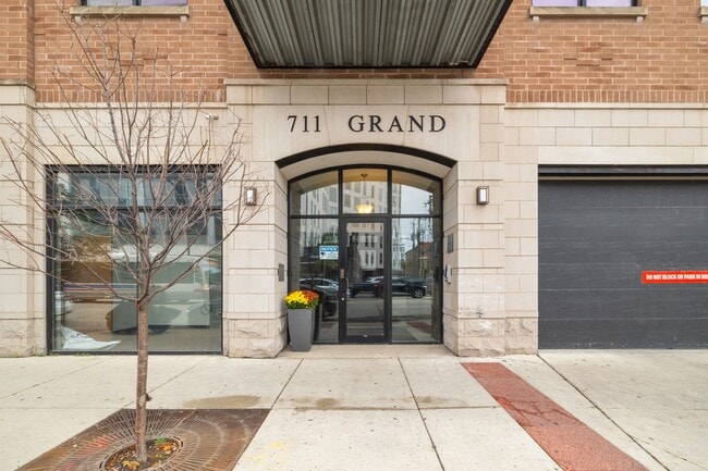 Photo - 711 W Grand Ave Unit 404