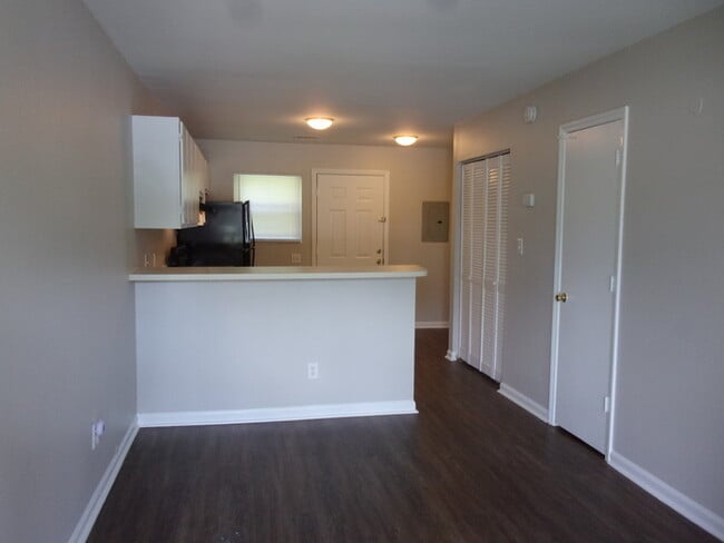 Building Photo - 2 Bedroom 1 1/2 Bath Townhome - Recently Updated and Freshly Painted