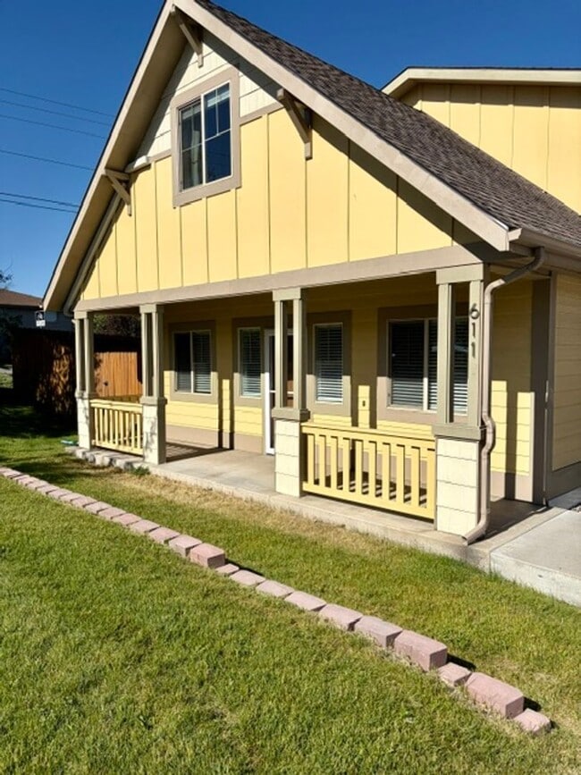 Building Photo - 611 N 15th Ave