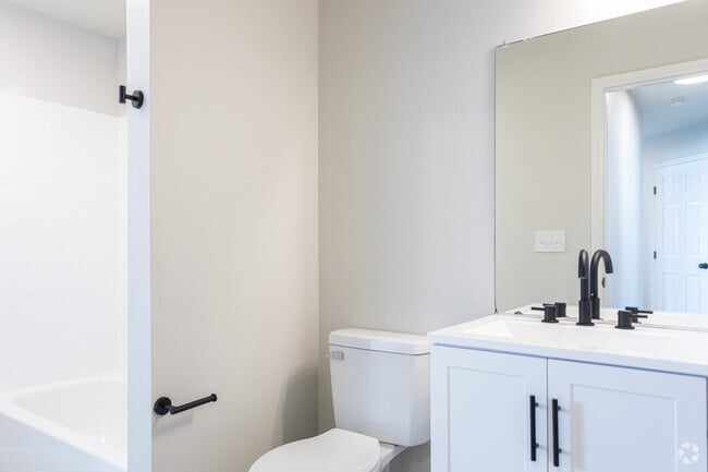 3BR, 1.5BA - 1,255SF - Bathroom