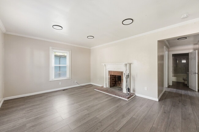 Photo - 214 Markham St