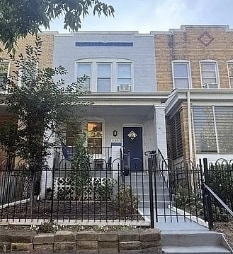 Building Photo - 538 25th Pl NE