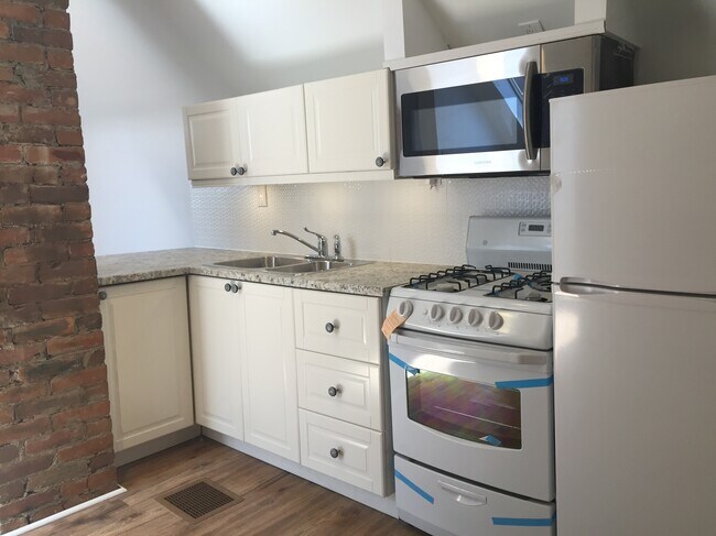 Photo - 2099 Dufferin St Unit Second Floor