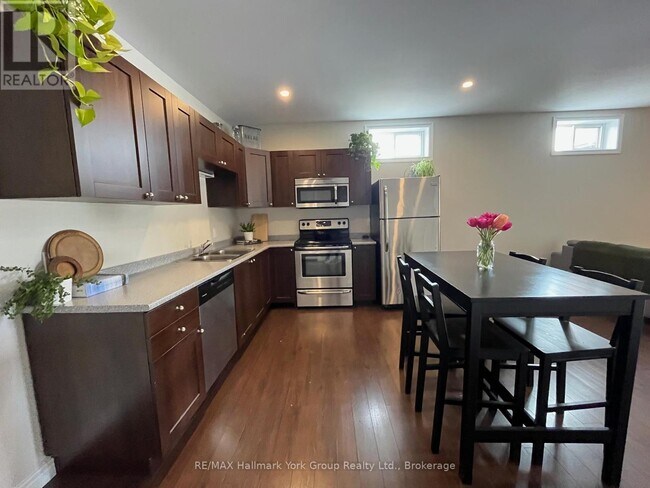 Photo - 19 Toronto St N