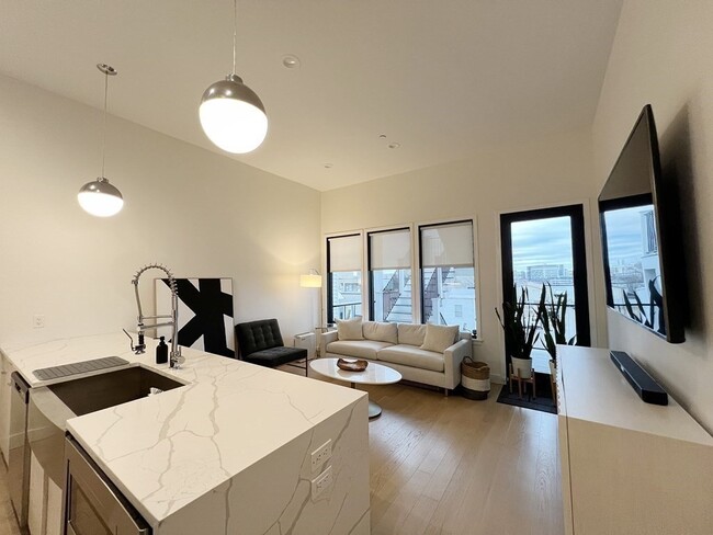 Building Photo - 360 Meridian St Unit 7