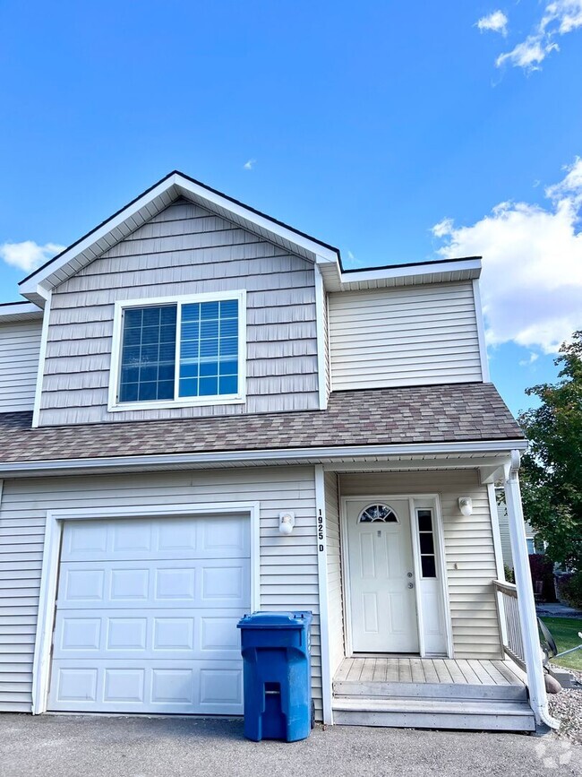 Building Photo - Townhome with 3 bedrooms and garage!
