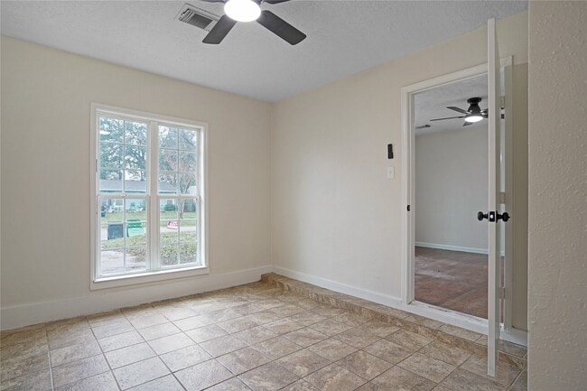 Photo - 5946 Beldart St