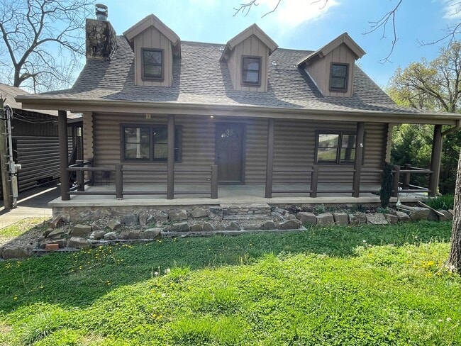 Building Photo - Red Bank home with Huge Garage minutes to Downtown Chattanooga!