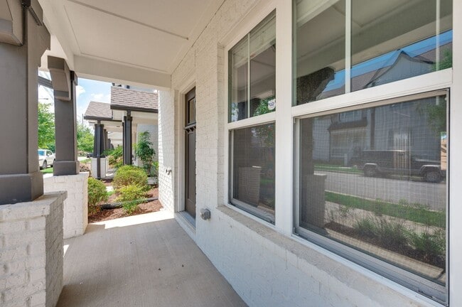 Photo - Beautiful 2BE/2.5BA townhouse located in the very desirable Nations!