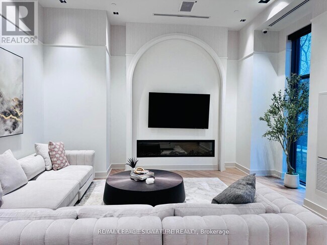 Photo - 2088 James St Unit 911