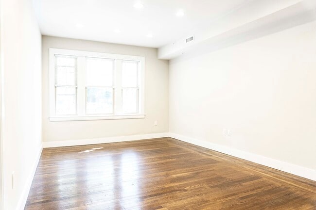 Building Photo - 2021 Commonwealth Ave Unit 2