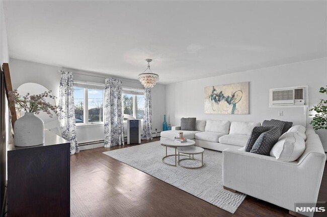 Building Photo - 557 Market St