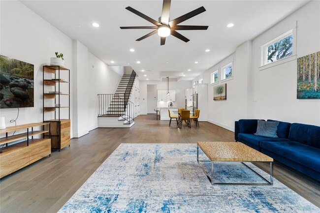 Photo - 620 E 26th St