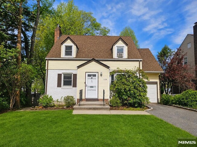 Building Photo - 1106 Bromley Ave