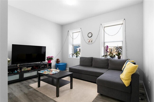 Photo - 650 Dudley Av