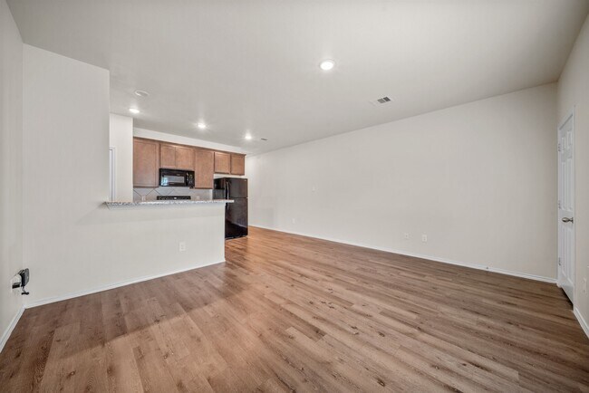 Photo - 403 E Avenue G