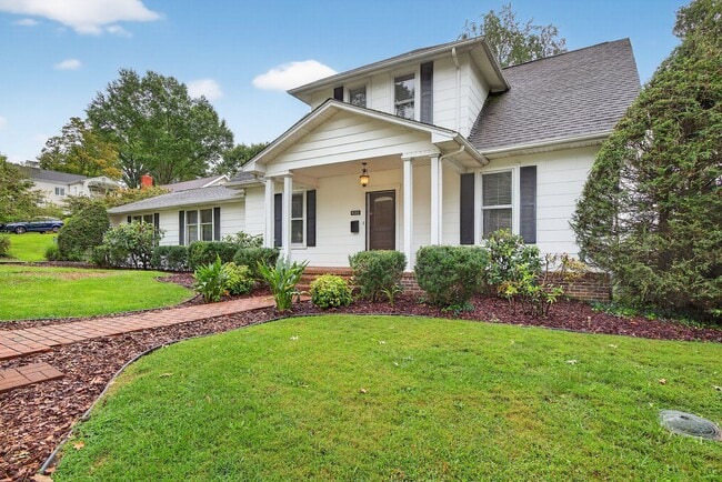 Photo - Charming 4BR / 3BA Historic Home with Big ...