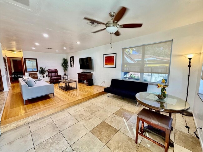 Photo - 45 SE 14th St Unit 1