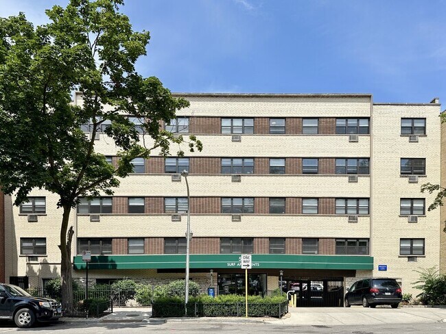 Building Photo - 533 W Surf St Rental