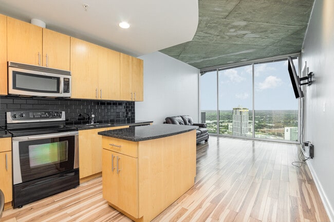 Área de estar principal - 210 N Church St Unidad 3211