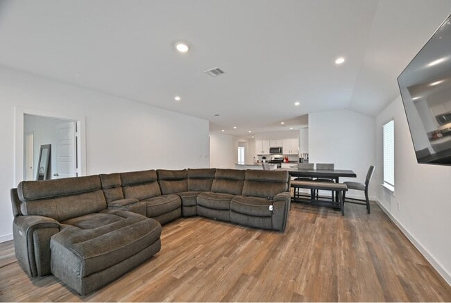 Photo - 1139 Hughes Crossing Dr