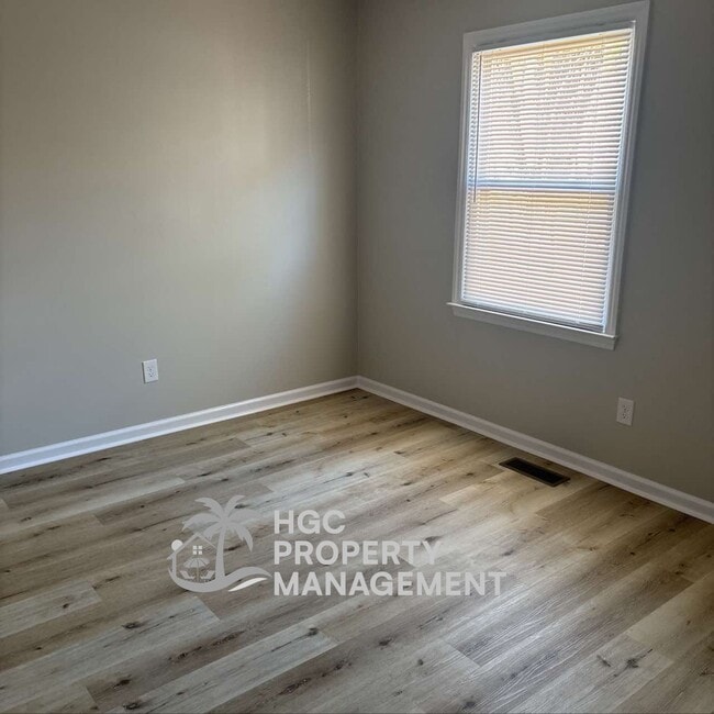 Photo - 404 Miles St