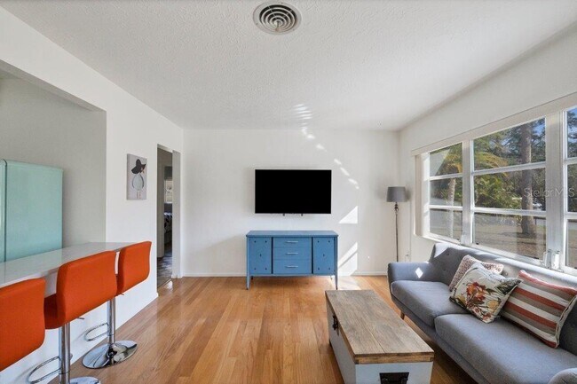 Photo - 2575 Hillview St