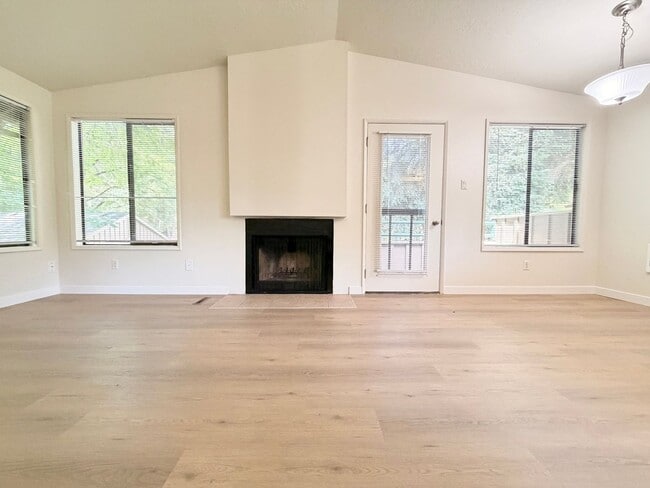 Building Photo - Lake Oswego 2 Bedroom Condo with $500 Move-In Incentive – Utilities Included!